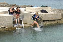 Caymans Island - Sunset House Dive Resort. Shore diving in sea pool.